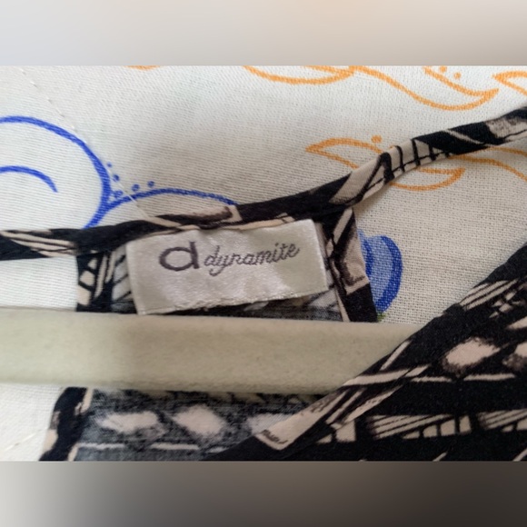 Black and tan geometric short sleeve tunic with cut out back from Dynamite - Picture 3 of 14